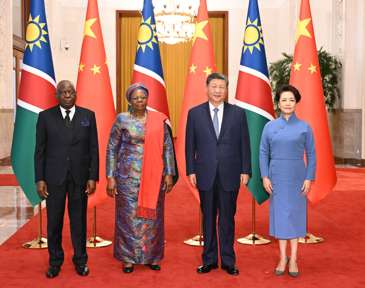 习近平同纳米比亚总统恩代特瓦会谈